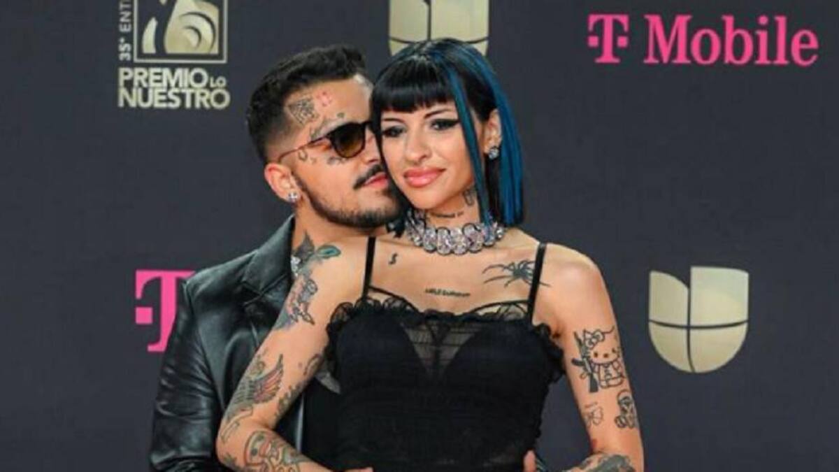 Cazzu junto a su pareja. Foto: EFE.
