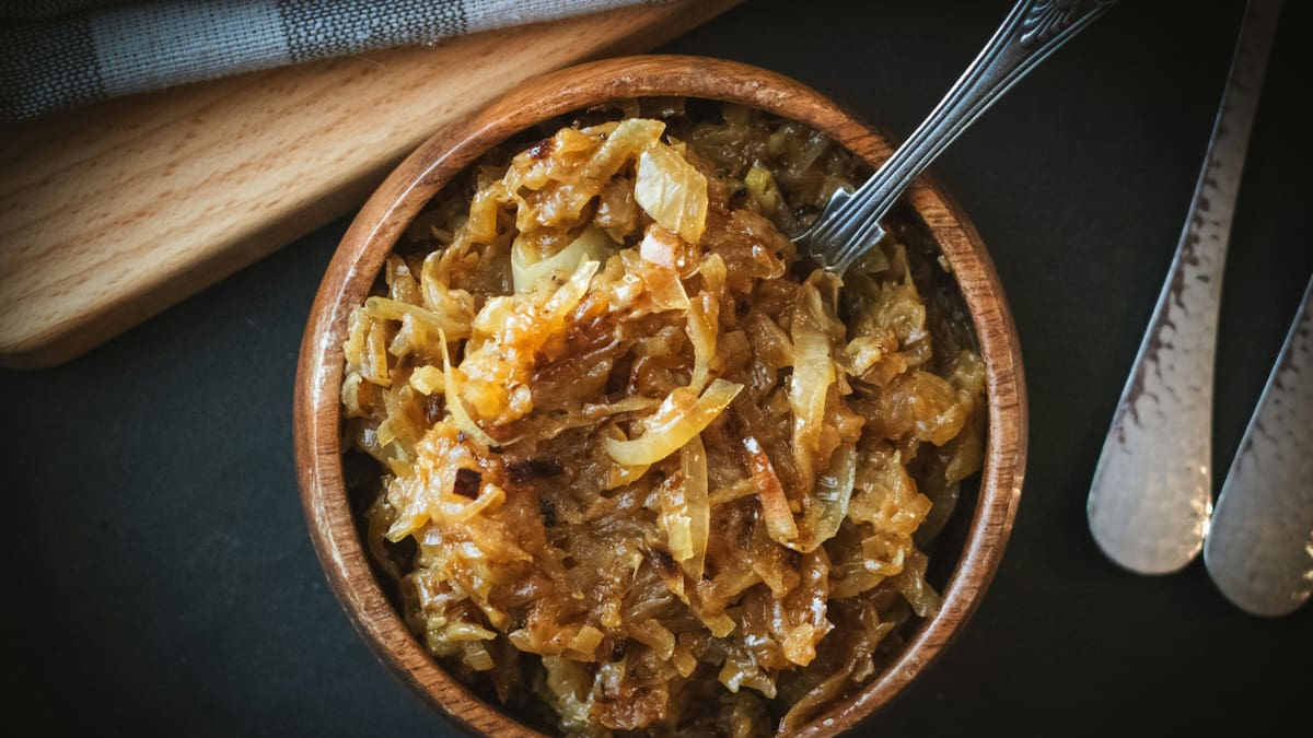 Cebolla caramelizada, ideal para condimentar. Foto: Unsplash.