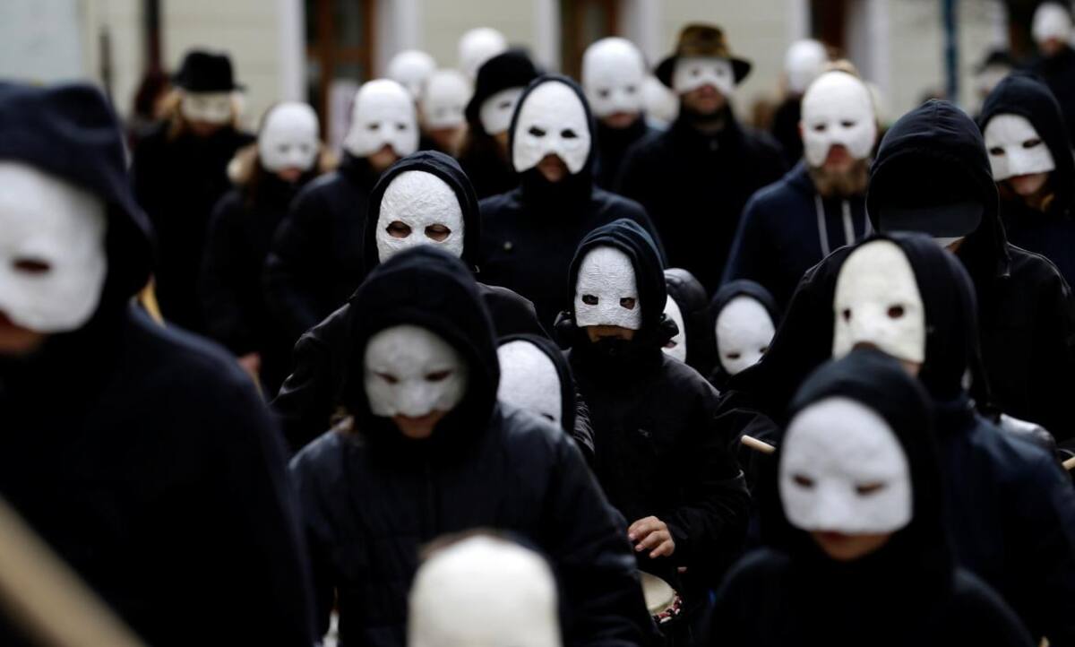 Celebración de Pascuas con máscaras en República Checa (Reuters)