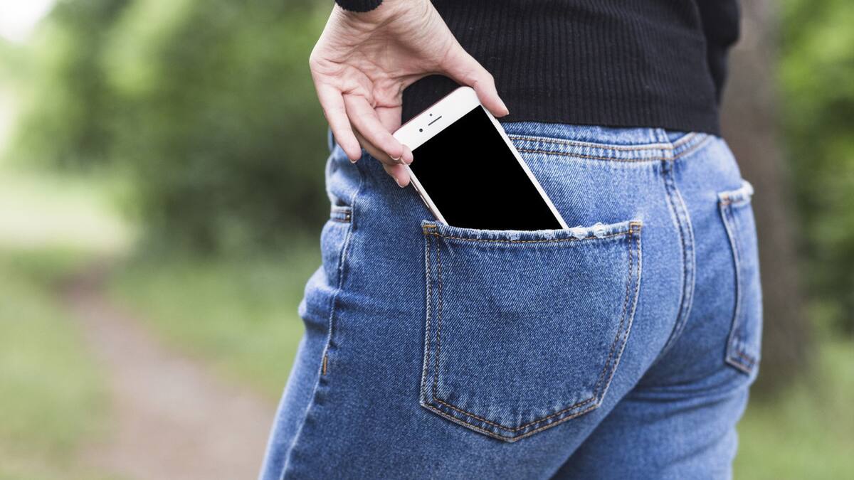 Celular, bolsillo. Foto Freepik.