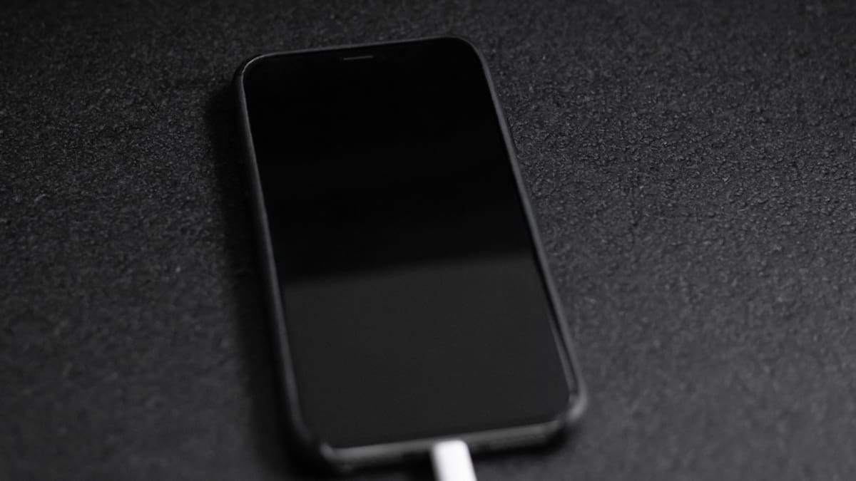 Celular; cargador. Foto: Unsplash