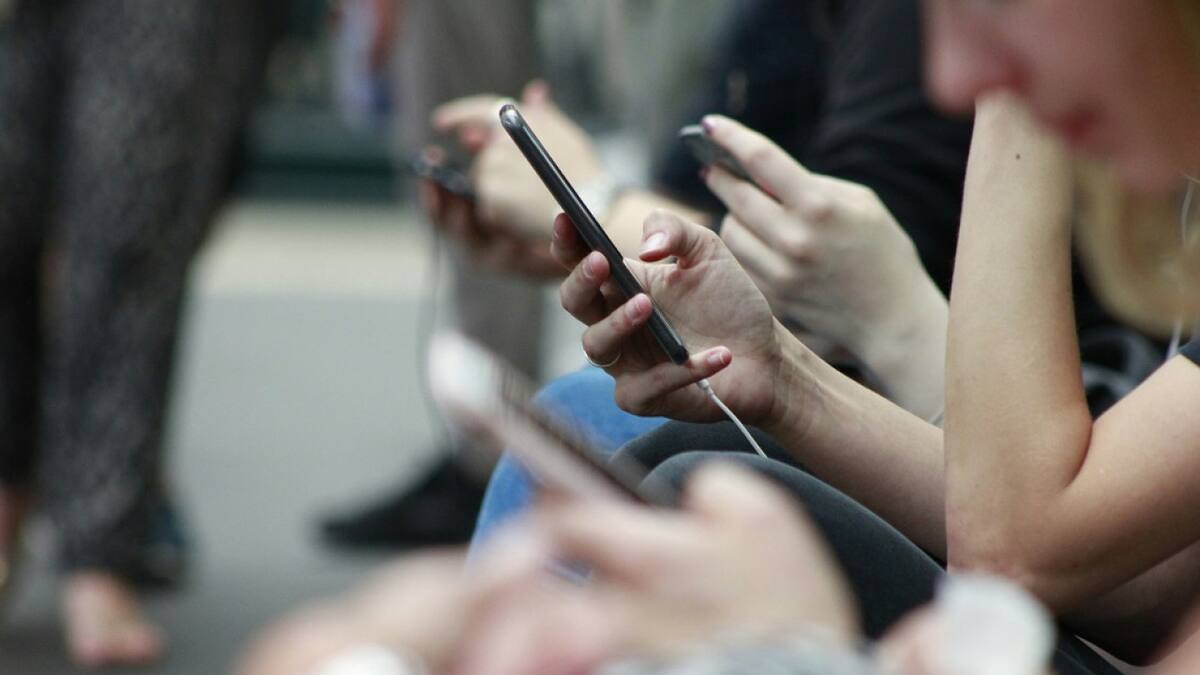 Consejos para proteger el celular en verano. Foto: Unsplash.