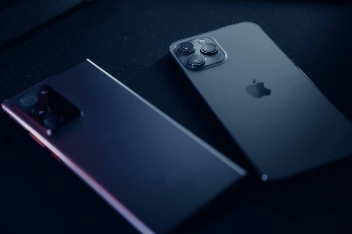 Celulares Samsung y Apple. Foto: Unsplash.