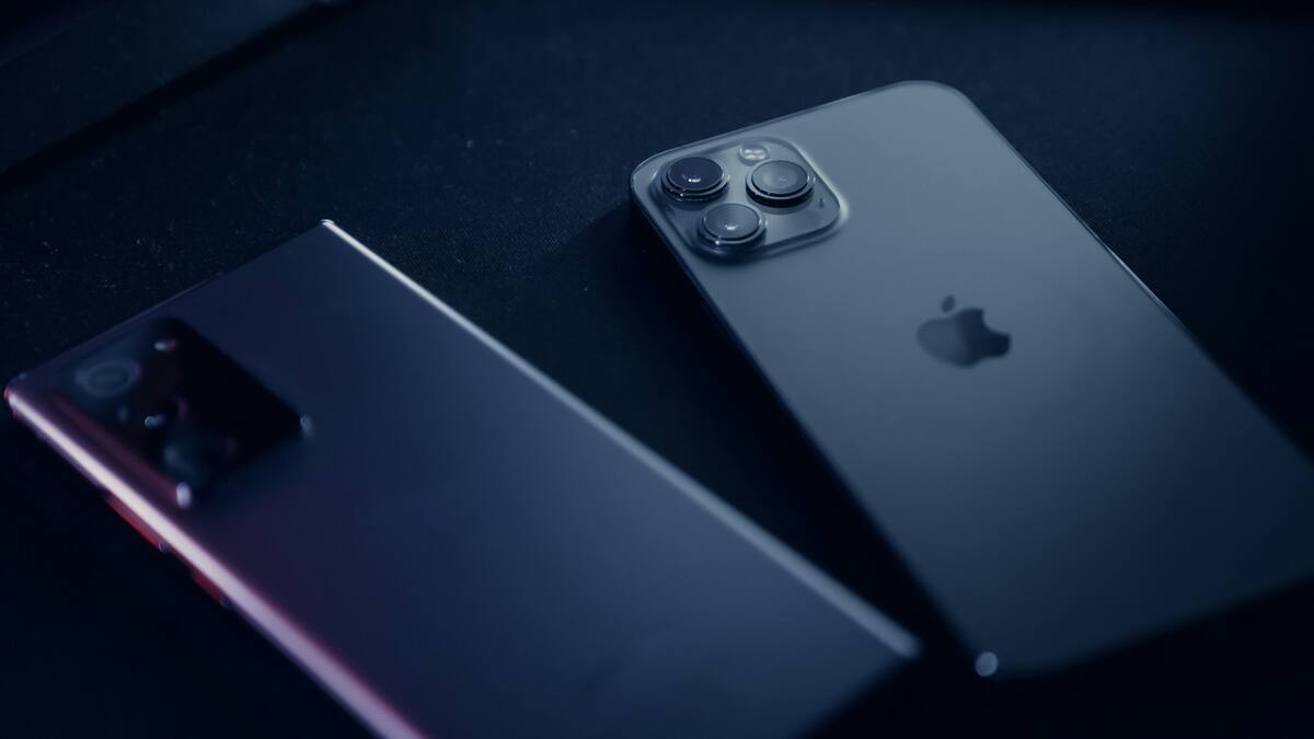 Celulares Samsung y Apple. Foto: Unsplash.