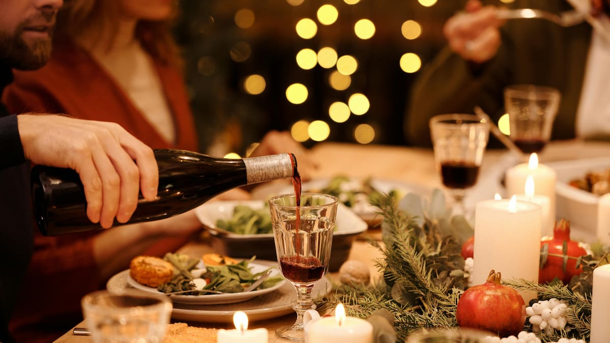 Chau al dorado: el nuevo color que marca la tendencia para decorar la mesa de Año Nuevo