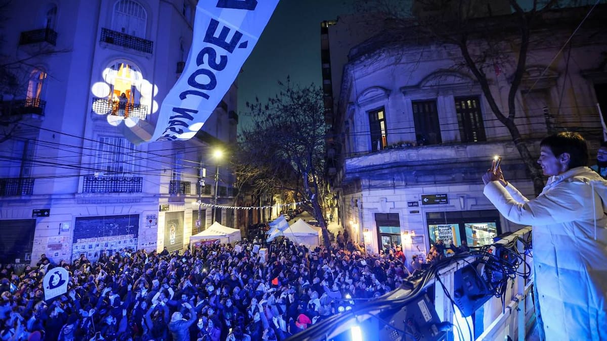 Centenares de quilmeños fueron en caravana desde el triángulo de Bernal a San José 1111 para apoyar y pedir la libertad de Cristina