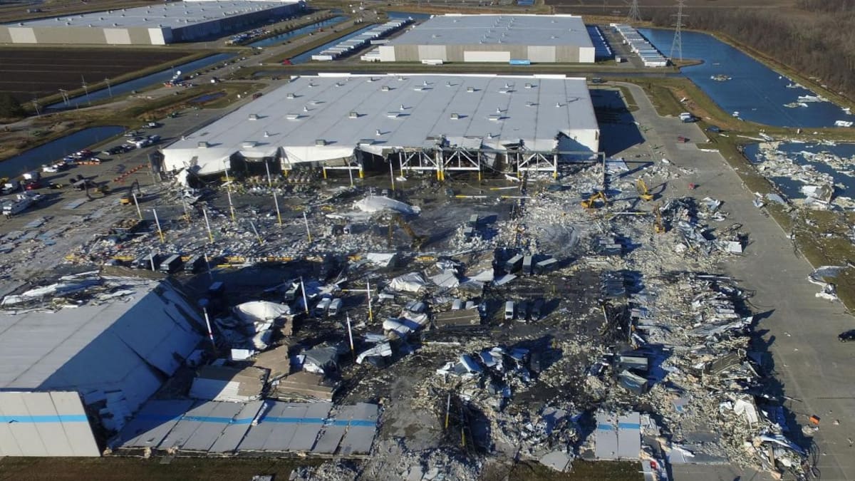 Centro de distribución Amazon arrasado por tornado en Kentucky, Reuters