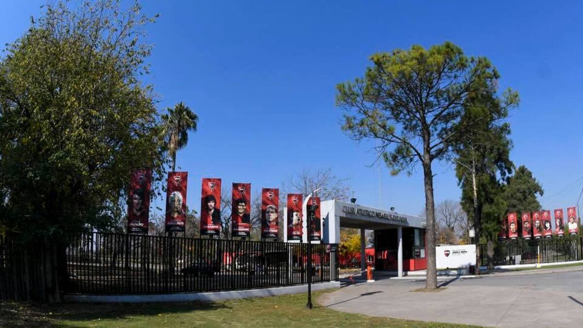 Violenta amenaza de la barrabrava de Newell’s: incendiaron el auto de un futbolista en la previa del clásico con Central