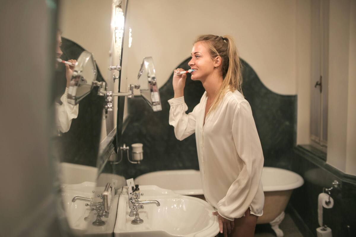 Cepillarse los dientes. Fuente: Pexels.