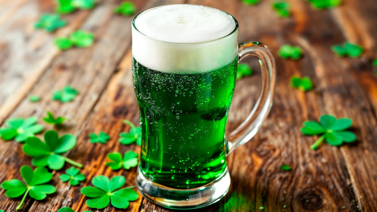 San Patricio 2026 en casa: cómo preparar la clásica cerveza verde en simples pasos
