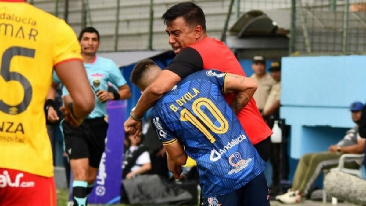 César Farías golpeó a Bryan Oyola. Foto: NA.