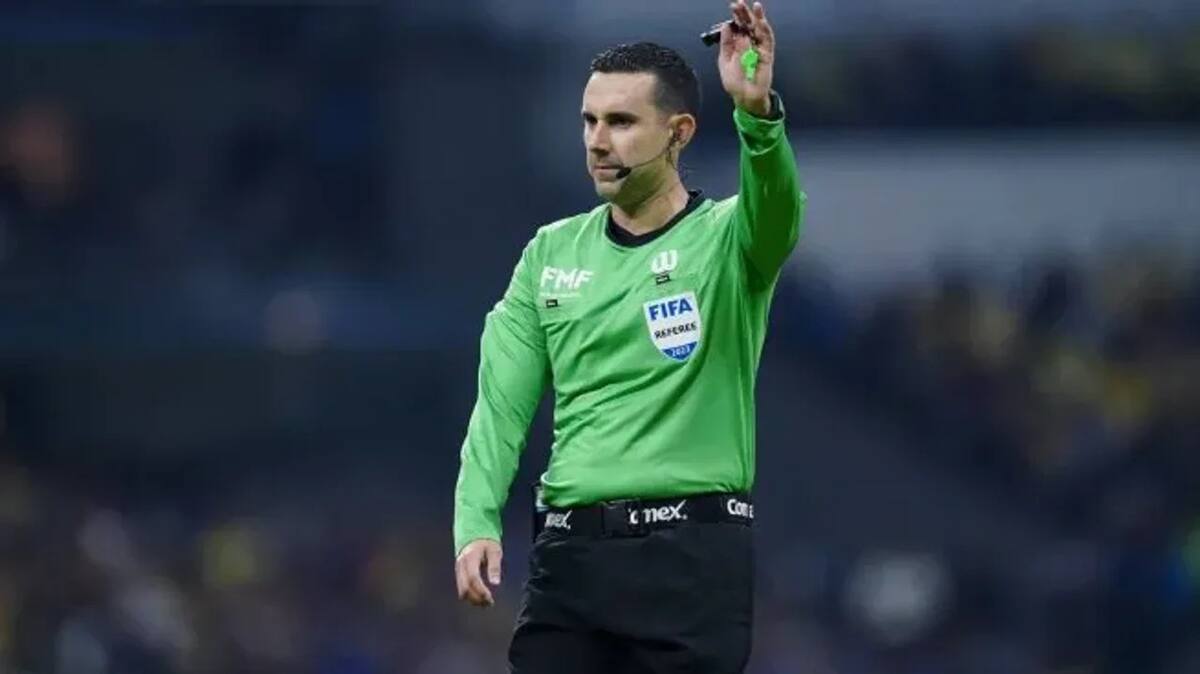 César Ramos, el árbitro mexicano que dirigirá el debut de Boca ante Benfica. Foto: NA