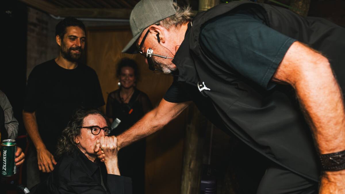 Video: Charly García apareció en el Festival Medio y Medio para ver a León Gieco