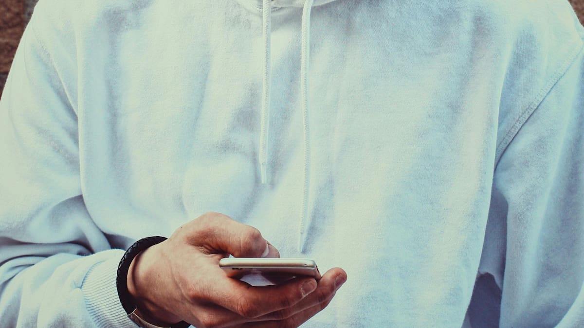 Chat, celular, adolescente, mensajes, teléfono. Foto: Pexels.