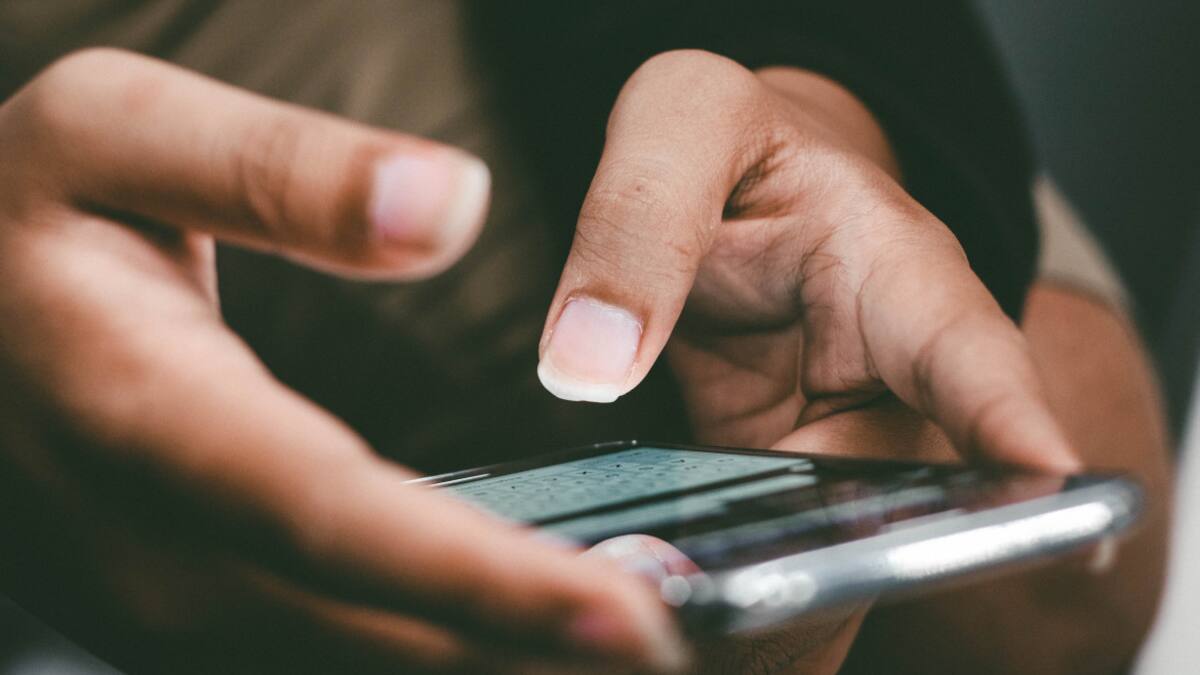 Chatear con un bot. Foto: Unsplash