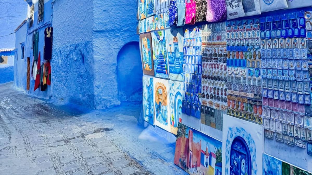 La perla azul del mundo: el pintoresco pueblo que sorprende con sus calles azules, paisajes de montaña y gatos en cada rincón