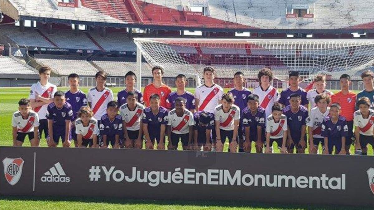 Chicos rescatados en Talianda - visita al Monumental