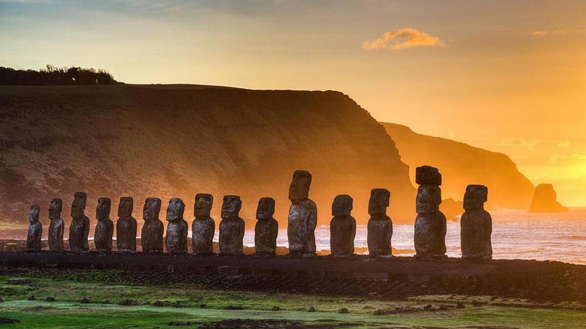 Cómo se trasladaron las gigantescas estatuas Moai hasta sus ubicaciones actuales en la Isla de Pascua.