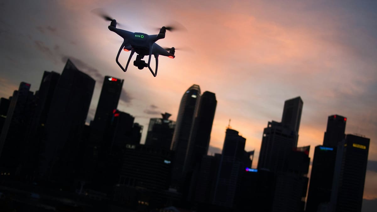 Drones, robots e IA: cómo China transformó la peligrosa limpieza de rascacielos en un negocio millonario