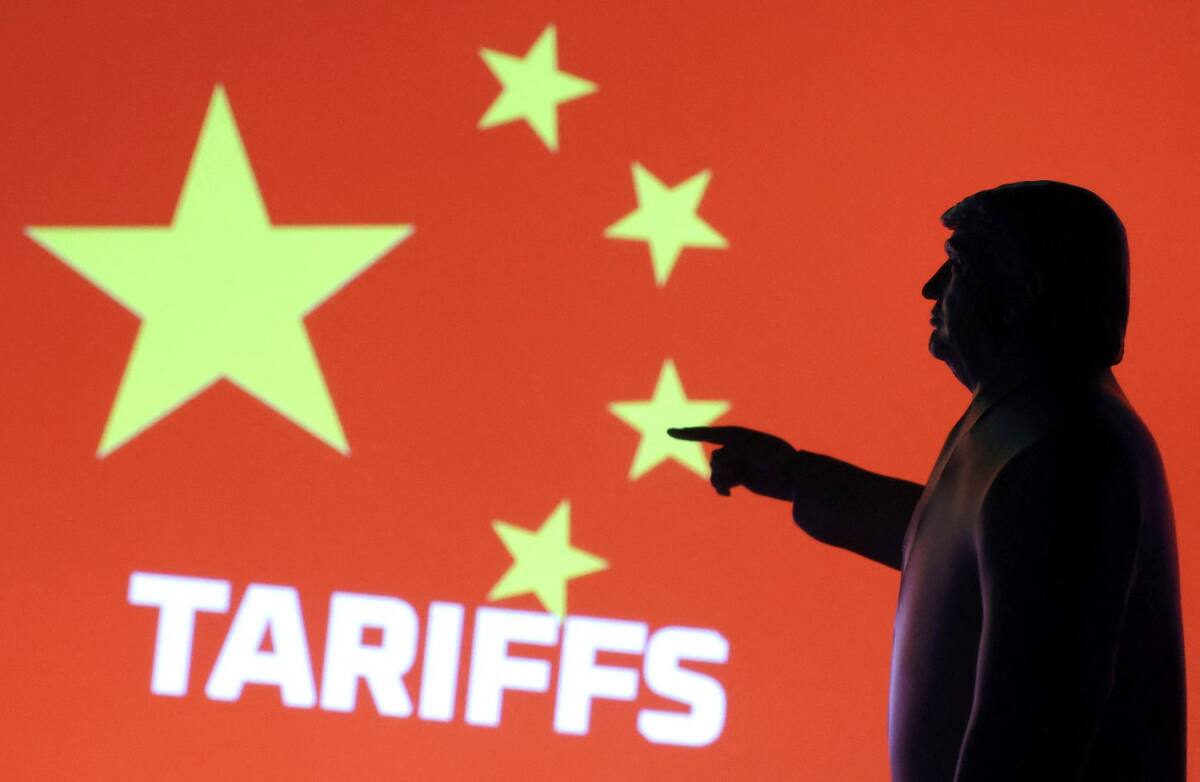 Donald Trump y la bandera de China, aranceles. Ilustración: Reuters/Dado Ruvic
