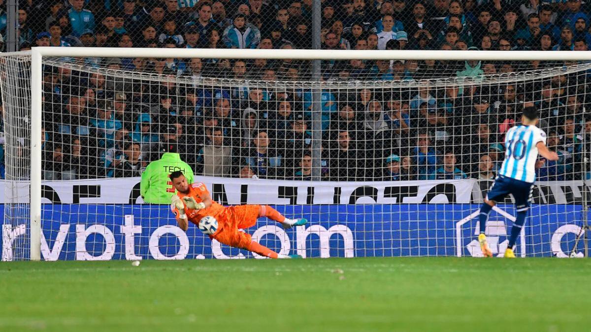 Chiquito Romero en los penales para Boca ante Racing por Copa Libertadores. Foto: TELAM.
