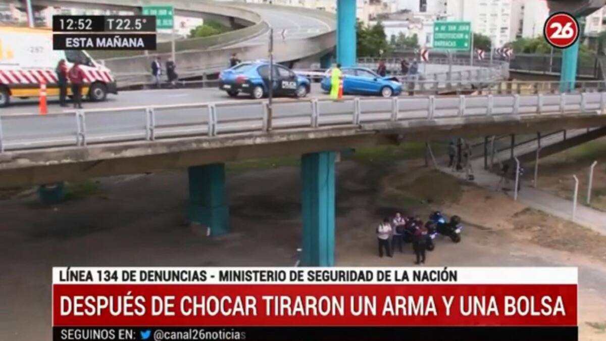 Chocan en Autopista 25 de Mayo y les encuentran un arma y botellas de alcohol