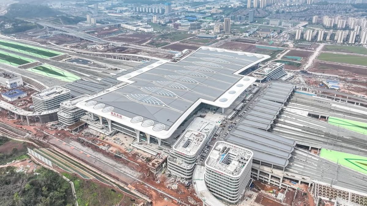 China convirtió un descampado en la estación de trenes más grande del mundo: tiene 29 vías y transporta hasta 16.000 pasajeros por hora