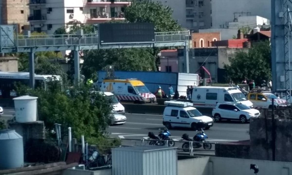 Choque autopista 25 de Mayo