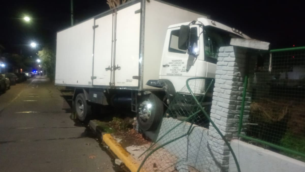 Accidente en Villa Devoto: un camión perdió el control y terminó incrustado en el alambrado del tren San Martín