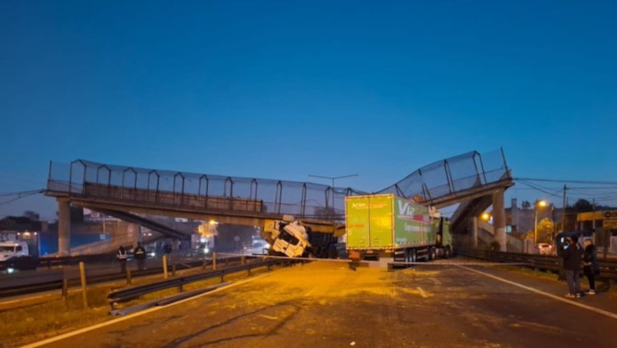 Choque de un camión contra un puente peatonal en la Panamericana.