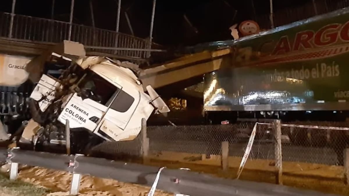 Un camión chocó y derrumbó un puente peatonal en la autopista Panamericana: la ruta 9, cortada a la altura de Escobar