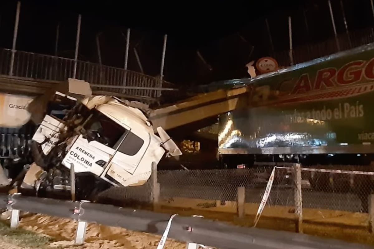 Choque de un camión contra un puente peatonal en la Panamericana.