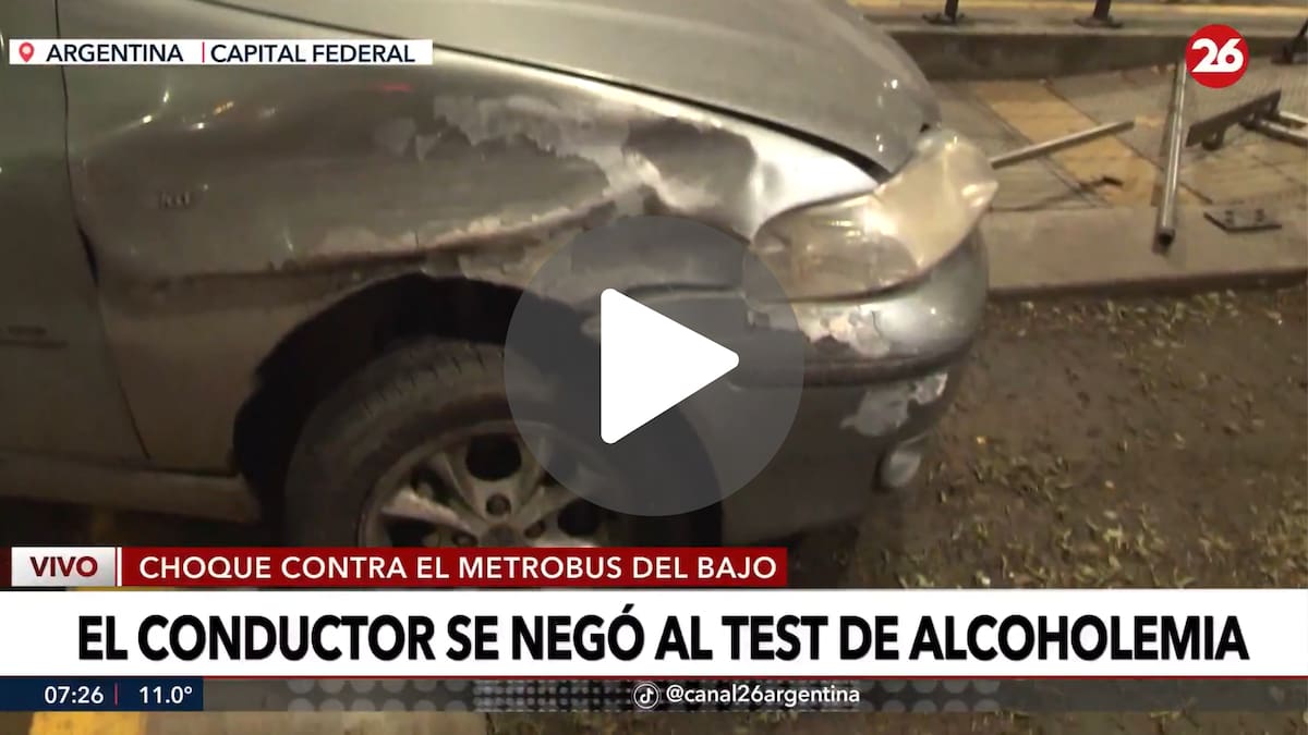 Chocó contra un pilar del Metrobús, se negó al test de alcoholemia y terminó detenido tras atrincherarse en su auto