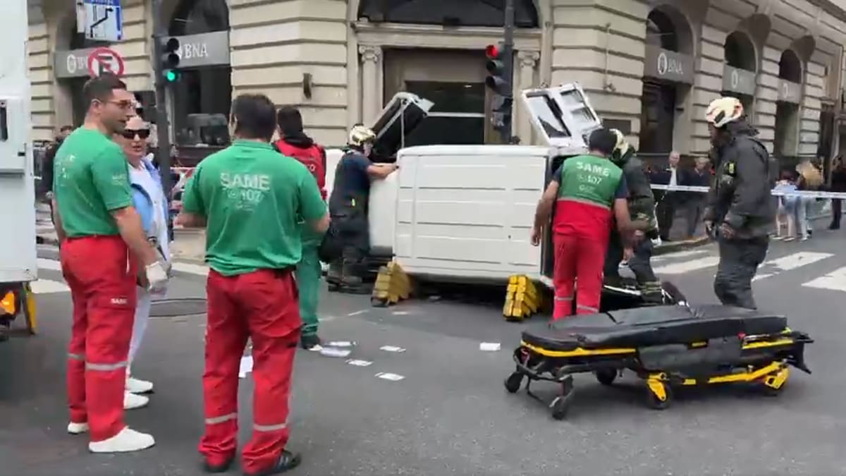 Impactante choque y vuelco en Avenida Callao y Mitre: dos heridos y corte total de tránsito en pleno centro porteño
