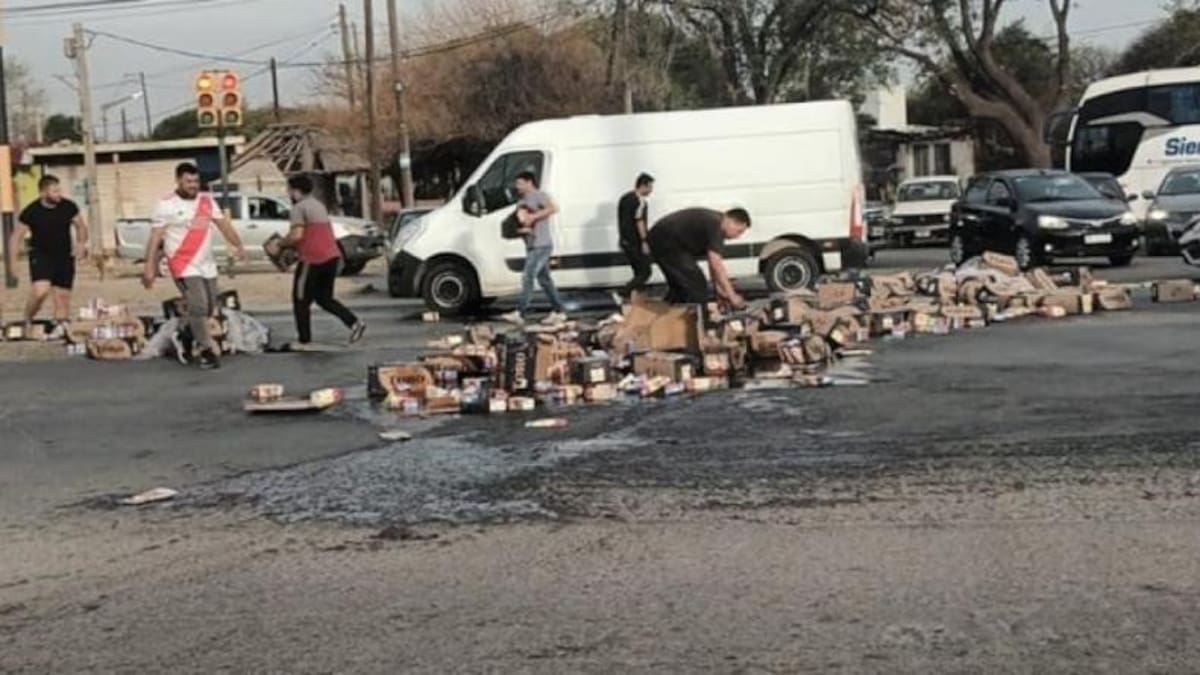 Un camión de fernet y otro de Coca volcaron en la misma rotonda de Córdoba