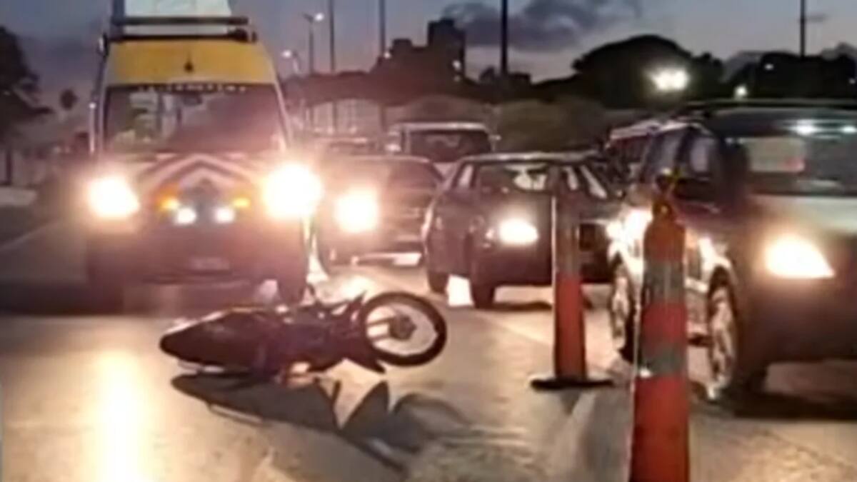 Accidente en General Paz: un choque entre una camioneta y una moto dejó al menos 2 heridos
