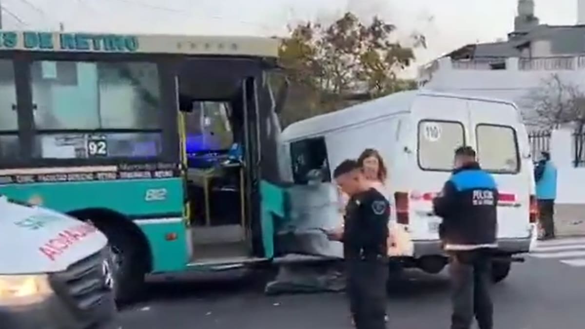 Brutal choque entre un colectivo y una trafic en Mataderos: cuatro personas debieron ser trasladadas con politraumatismos