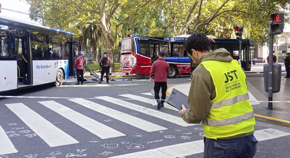 Choque entre dos colectivos en Congreso. Foto: NA/Juan Vargas.