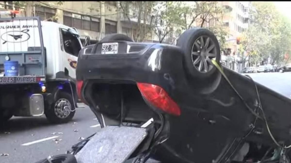 Choque y vuelco en Recoleta. Foto: Captura de TV.