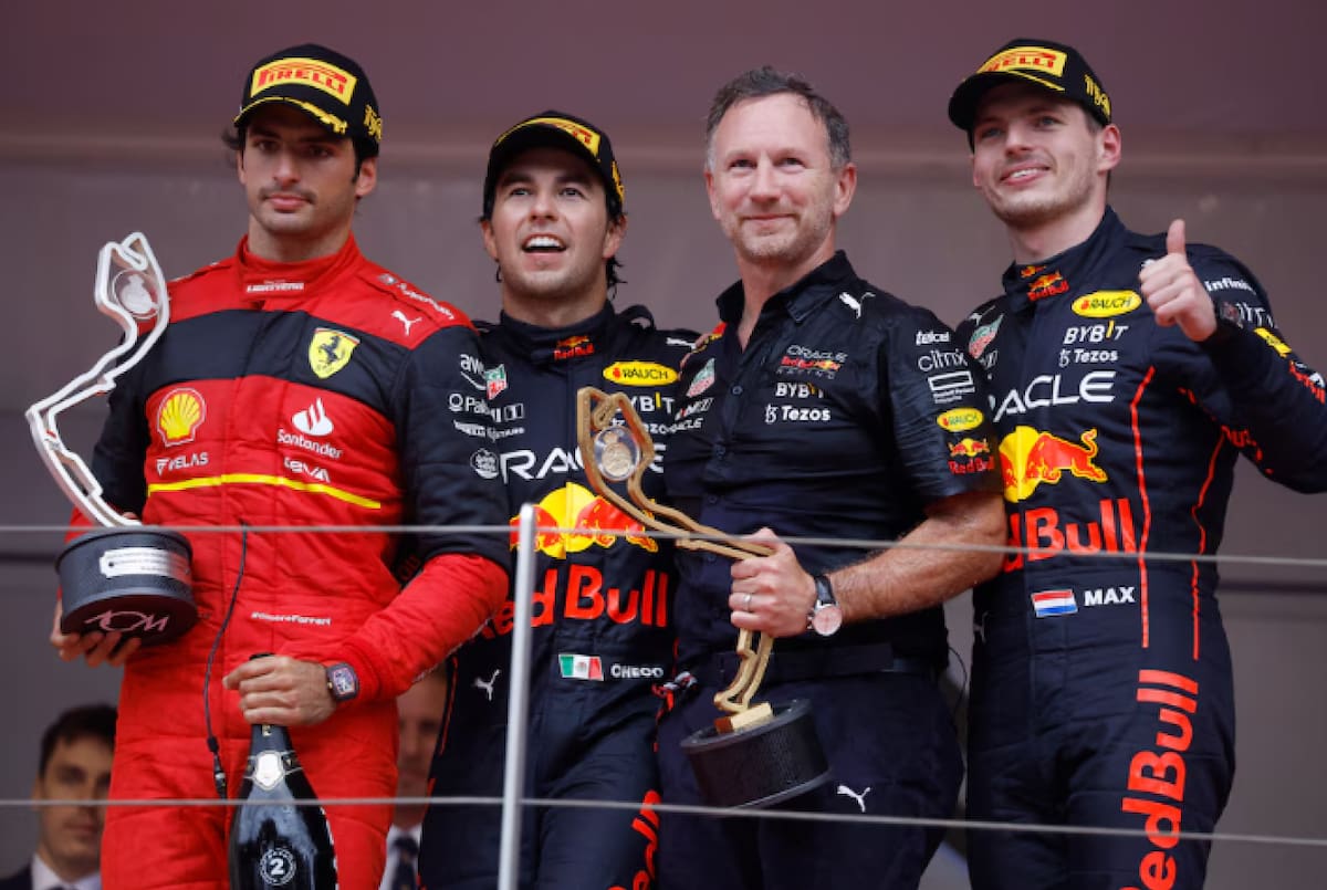 Christian Horner junto a los pilotos de Red Bull y Carlos Sainz. Foto: REUTERS.
