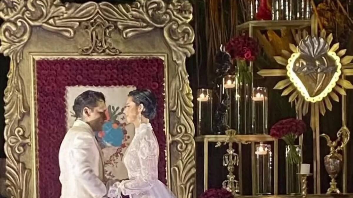 Christian Nodal y Ángela Aguilar se casaron en secreto. Foto: Captura de pantalla/ @elgordoylaflaca.