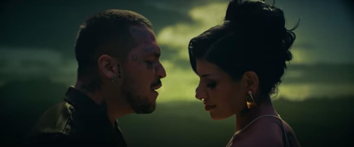 Christian Nodal y Cazzu en el video de