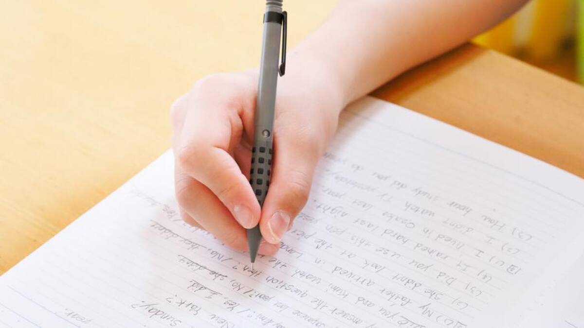 Científicos desarrollan un modelo de IA capaz de imitar la caligrafía humana. Foto: Télam.