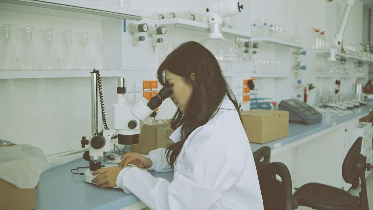 La Academia de Ciencias alertó por una posible fuga de cerebros y cuestionó el ajuste en la CNEA y el CONICET