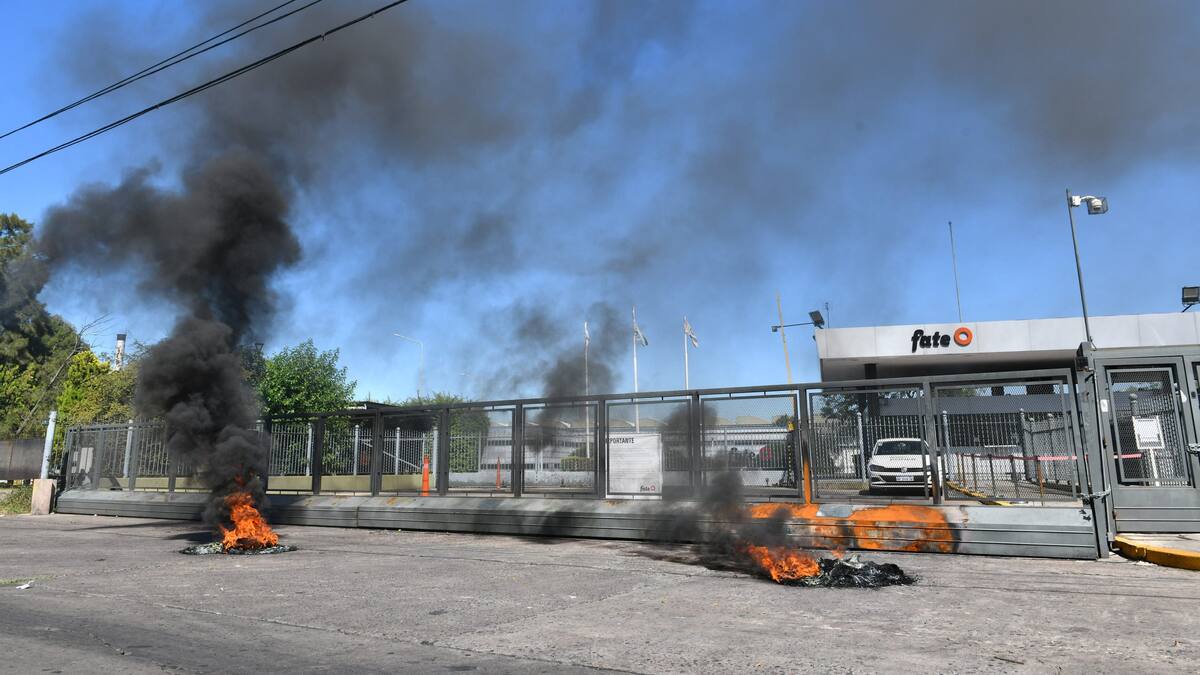 Conflicto por el cierre de Fate: sindicalistas liberaron un carril de la Panamericana ante la exigencia de Gendarmería