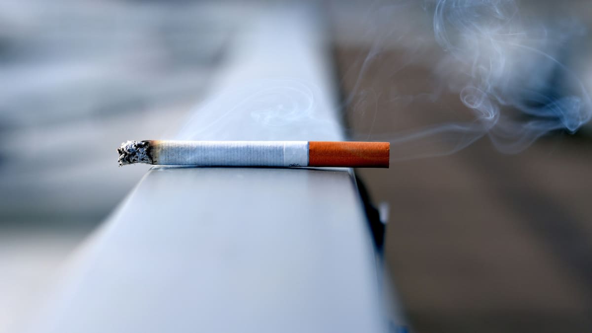 Cómo eliminar por completo el olor a cigarrillo de la ropa. Foto: Unsplash.