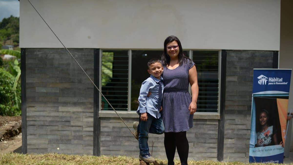 Cindy Mora vive en una casa hecha con 7 toneladas de plástico reciclado: “Cuando hace calor, los bloques mantienen la temperatura fresca”