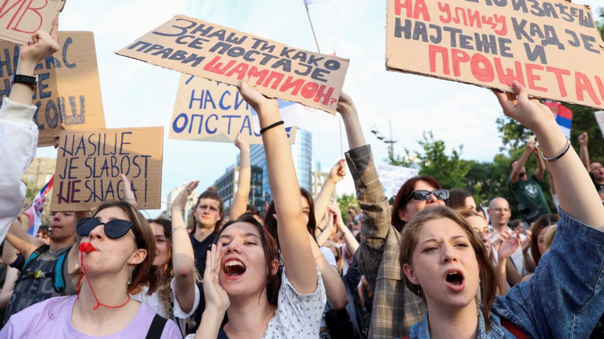 Ciudadanos en la manifestación "Serbia contra la violencia". Foto:Reuters
