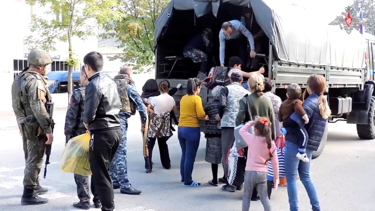 Civiles evacuados en Nagorno Karabaj. Foto: Reuters.