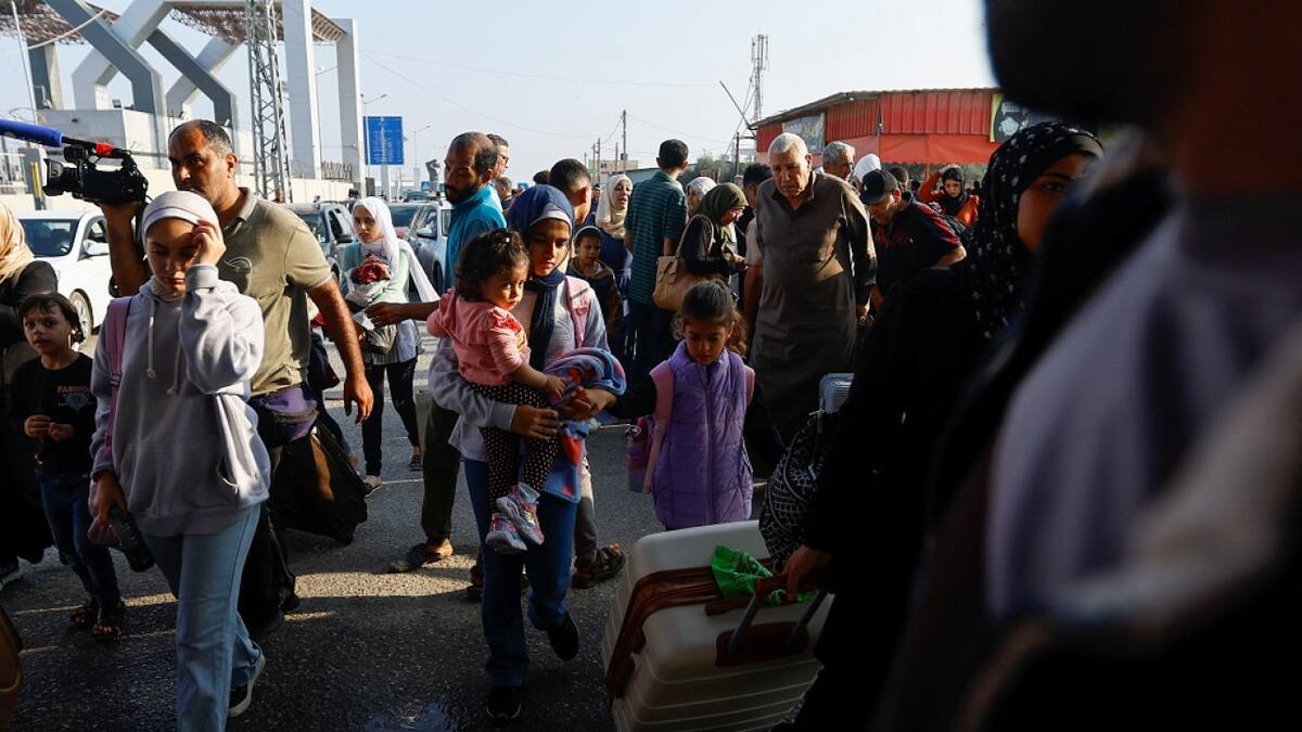 Civiles huyen de Gaza hacia Egipto. Foto: Reuters